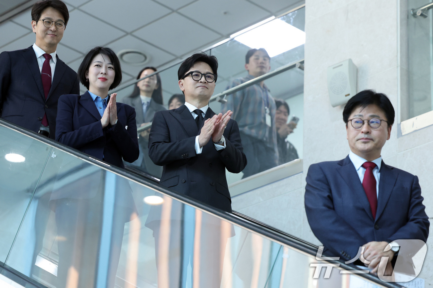 (서울=뉴스1) 신웅수 기자 = 한동훈 전 국민의힘 대표와 배현진 의원이 20일 서울 여의도 국회 소통관에서 김종혁 전 최고위원의 가처분 승소 관련 기자회견을 마친 후 이동하며 손 …