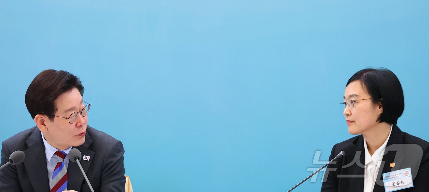 본문 이미지 - 이재명 대통령이 20일 청와대에서 열린 중소기업인과의 대화에서 발언하고 있다. 오른쪽은 한성숙 중소벤처기업부 장관. 2026.3.20 ⓒ 뉴스1 허경 기자