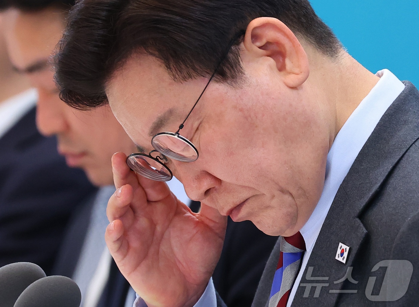 (서울=뉴스1) 허경 기자 = 이재명 대통령이 20일 청와대에서 열린 중소기업인과의 대화에서 자료를 살펴보고 있다.  2026.3.20/뉴스1