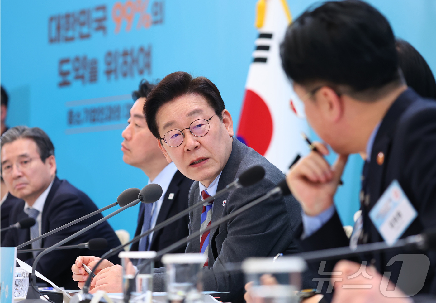 (서울=뉴스1) 허경 기자 = 이재명 대통령이 20일 청와대에서 열린 중소기업인과의 대화에서 참석자의 발언을 경청하고 있다. 2026.3.20/뉴스1