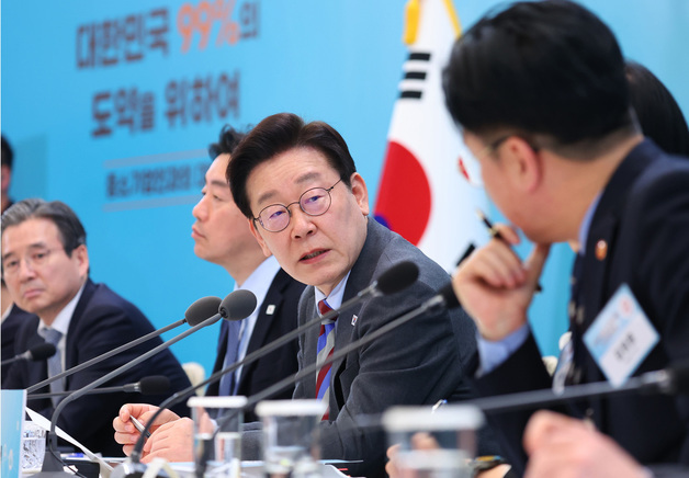 참석자 발언 듣는 이재명 대통령