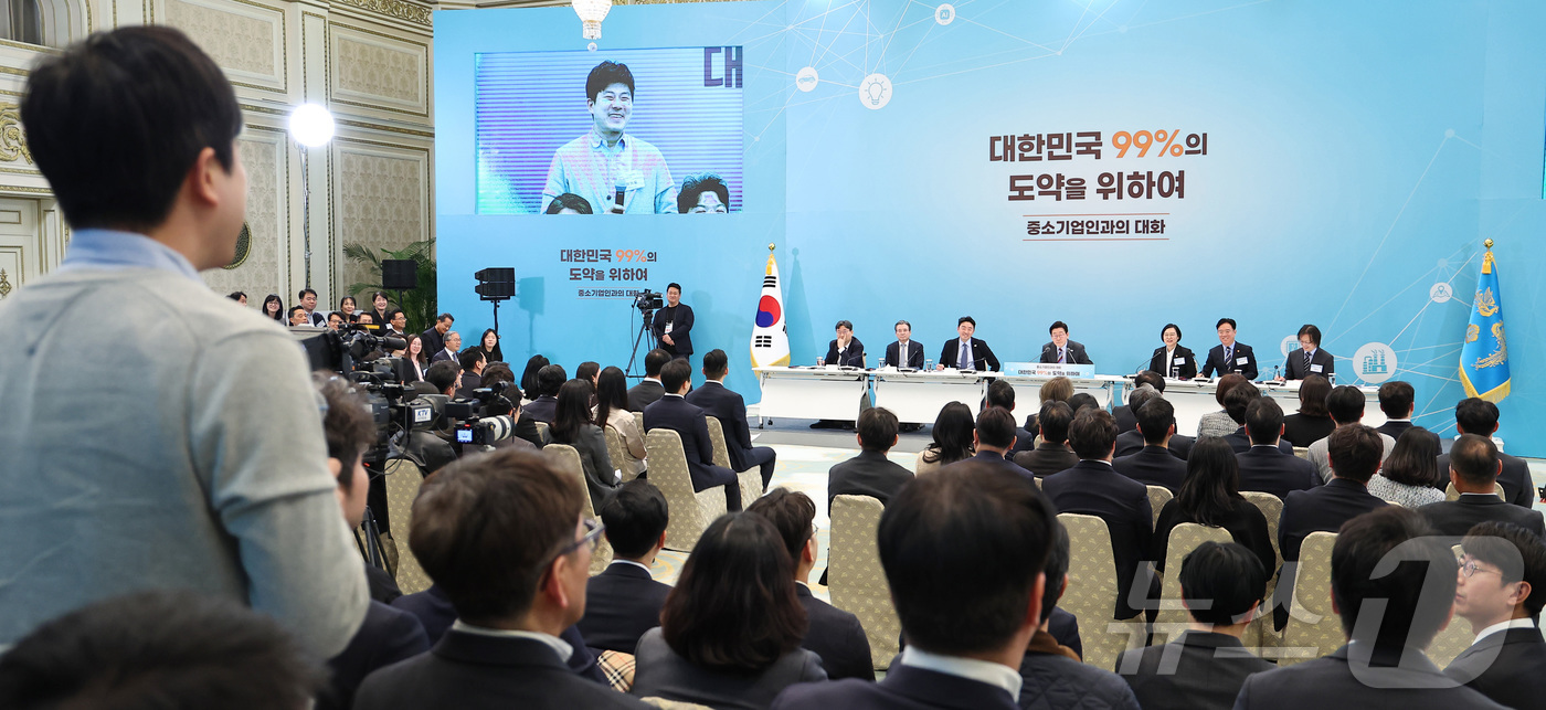 (서울=뉴스1) 허경 기자 = 이재명 대통령이 20일 청와대에서 열린 중소기업인과의 대화에서 참석자의 발언을 경청하고 있다. 2026.3.20/뉴스1