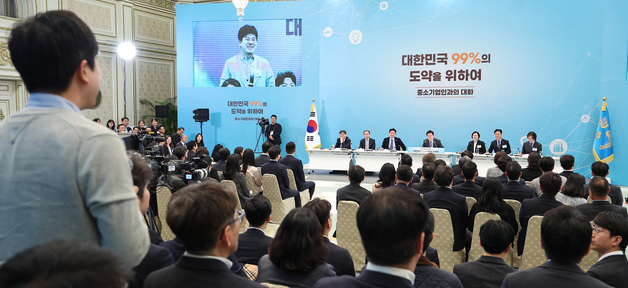 발언 경청하는 이재명 대통령