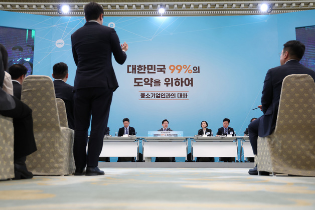 참석자 발언 경청하는 이재명 대통령