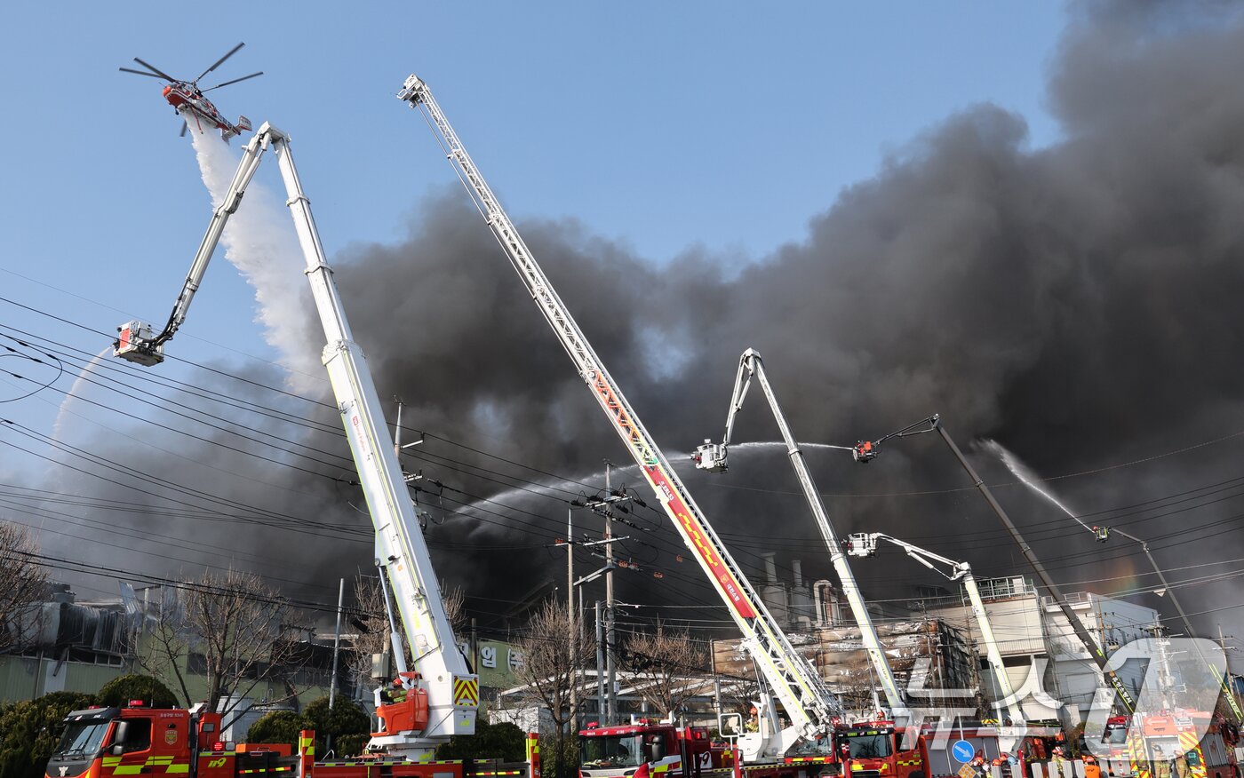 본문 이미지 - 20일 오후 1시17분께 대전 대덕구 문평동의 한 공장에서 불이 나 연기가 피어오르고 있다.  2026.3.20 ⓒ 뉴스1 김기태 기자