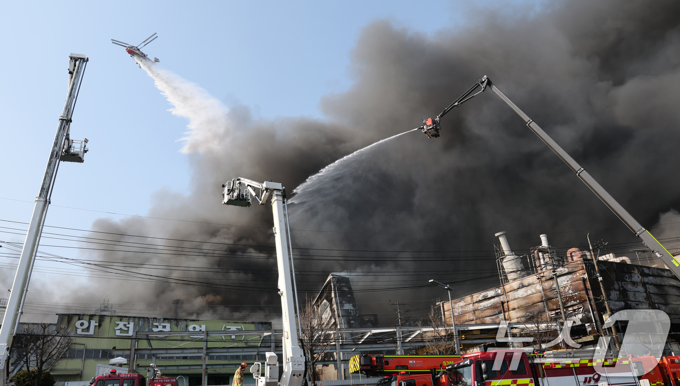 (대전=뉴스1) 김기태 기자 = 20일 오후 1시17분께 대전 대덕구 문평동의 한 공장에서 불이 나 검은연기가 치솟고 있다.소방당국은 국가소방동원령을 발령한 가운데, 현재까지 부상 …