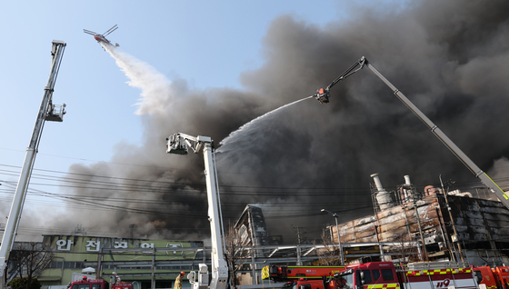 화재 진화하는 소방헬기