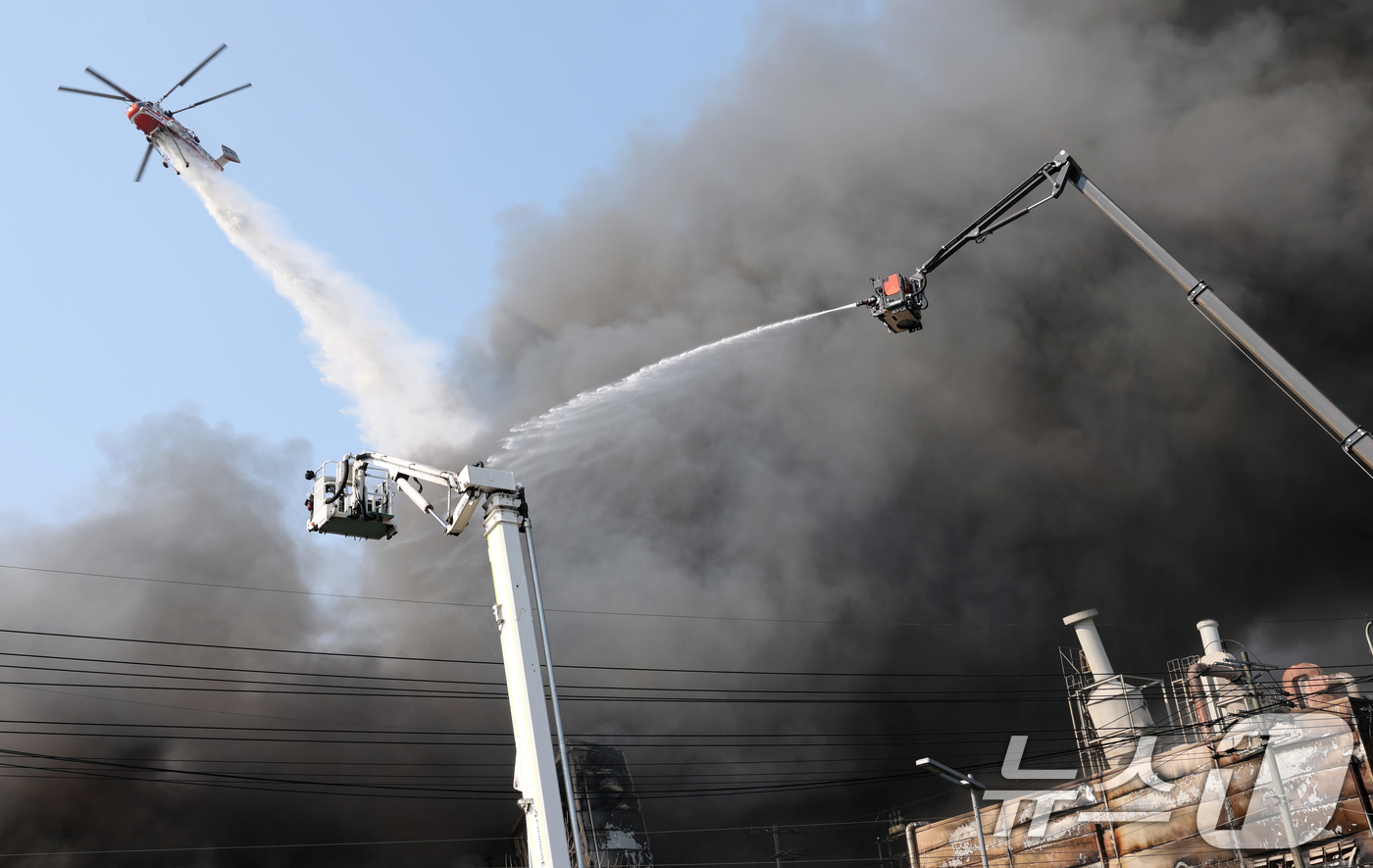 (대전=뉴스1) 김기태 기자 = 20일 오후 1시17분께 대전 대덕구 문평동의 한 공장에서 불이 나 연기가 피어오르고 있다. 소방당국은 국가소방동원령을 발령한 가운데, 현재까지 부 …