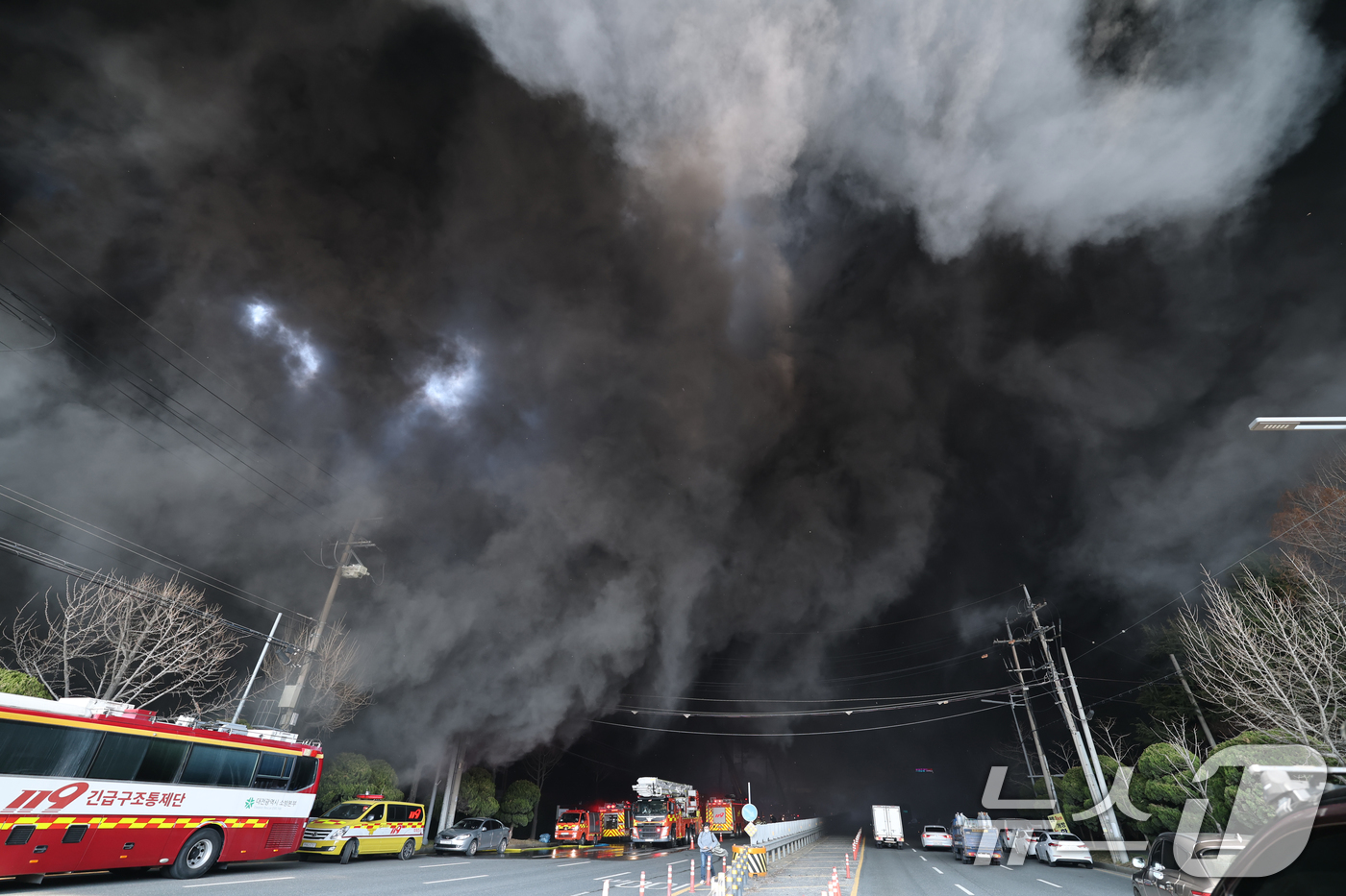 (대전=뉴스1) 김기태 기자 = 20일 오후 1시17분께 대전 대덕구 문평동의 한 공장에서 불이 나 연기가 피어오르고 있다. 소방당국은 국가소방동원령을 발령한 가운데, 현재까지 부 …