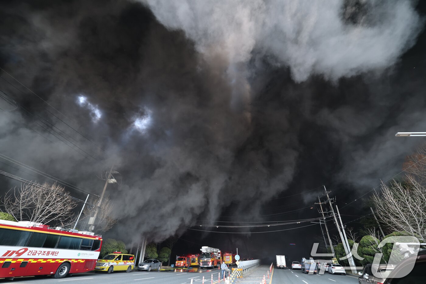 본문 이미지 - 20일 오후 1시17분께 대전 대덕구 문평동의 한 공장에서 불이 나 연기가 피어오르고 있다. 소방당국은 국가소방동원령을 발령한 가운데, 현재까지 부상자들을 비롯한 출근자들 중 14명의 연락이 두절된 것으로 확인됐다. 2026.3.20 ⓒ 뉴스1 김기태 기자