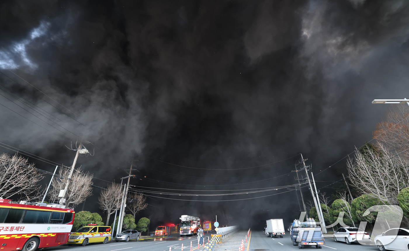 (대전=뉴스1) 김기태 기자 = 20일 오후 1시17분께 대전 대덕구 문평동의 한 공장에서 불이 나 연기가 피어오르고 있다. 소방당국은 국가소방동원령을 발령한 가운데, 현재까지 부 …
