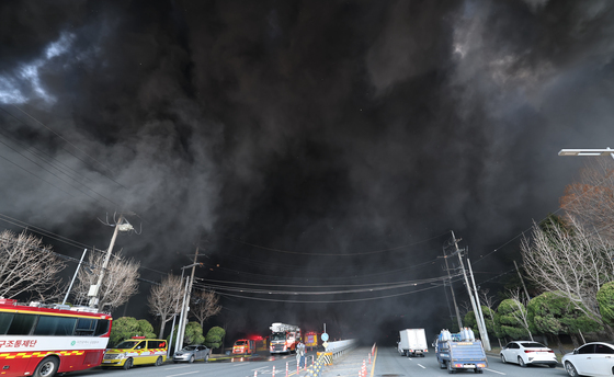 한치 앞이 안보이는 검은 연기