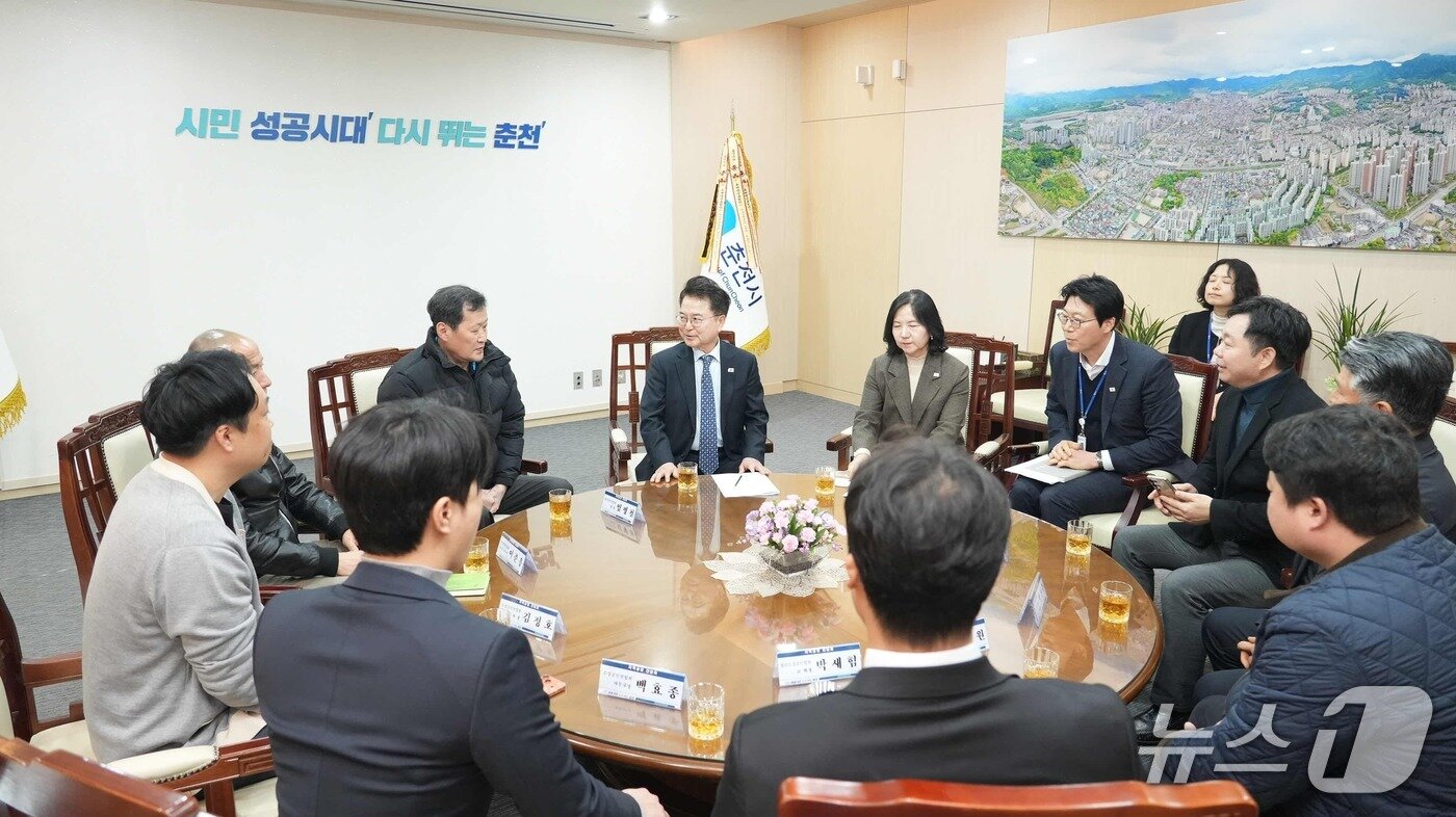 본문 이미지 - 춘천시, 유통산업발전법 개정 논의 관련 지역상권 간담회.(춘천시 제공, 재판매 및 DB금지)