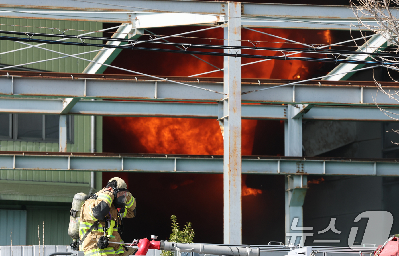 (대전=뉴스1) 김기태 기자 = 20일 오후 1시17분께 대전 대덕구 문평동의 한 공장에서 불이 나 소방대원이 불을 끄기 위해 준비하고 있다. 소방당국은 국가소방동원령을 발령한 가 …