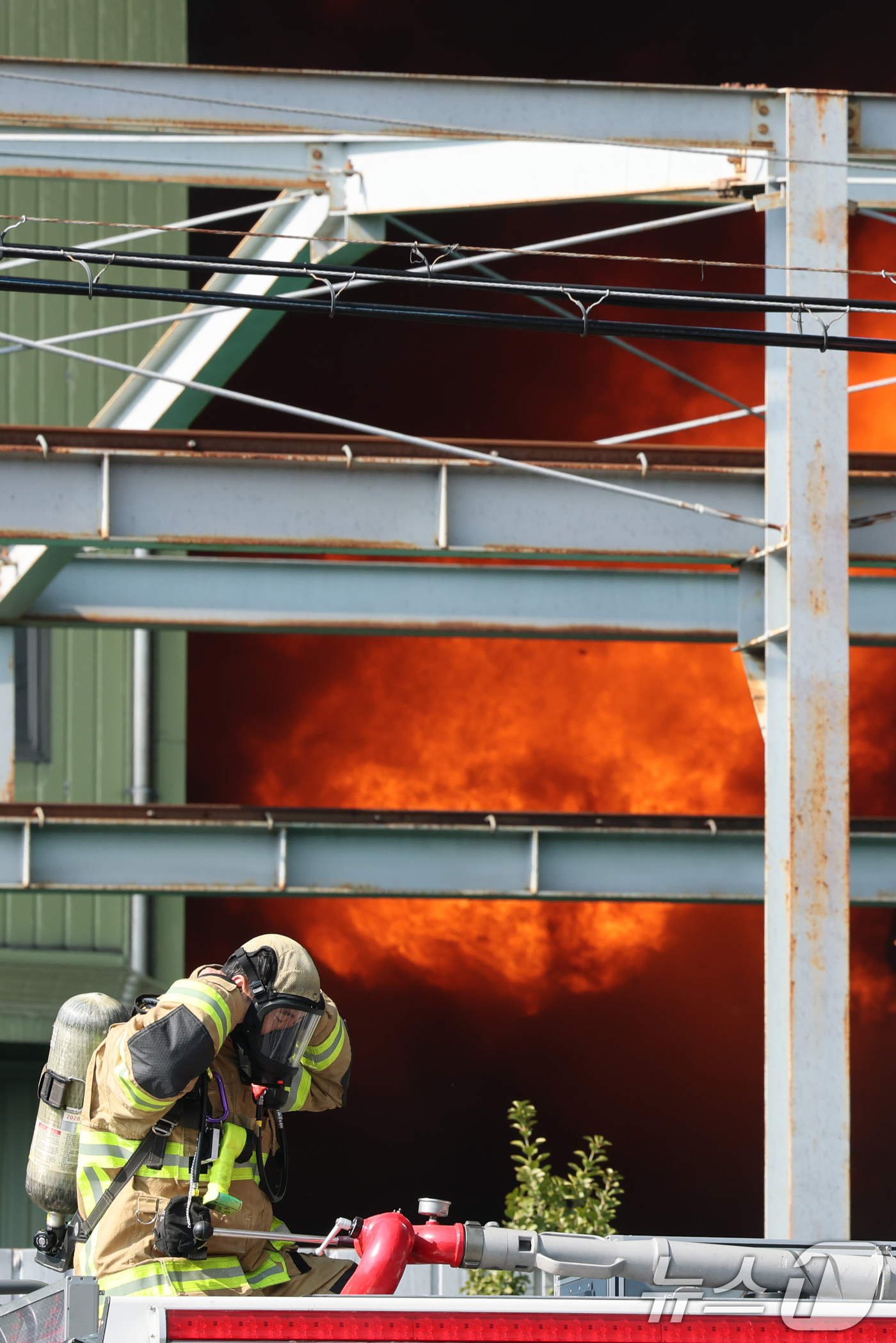 (대전=뉴스1) 김기태 기자 = 20일 오후 1시17분께 대전 대덕구 문평동의 한 공장에서 불이 나 소방대원이 불을 끄기 위해 준비하고 있다. 소방당국은 국가소방동원령을 발령한 가 …