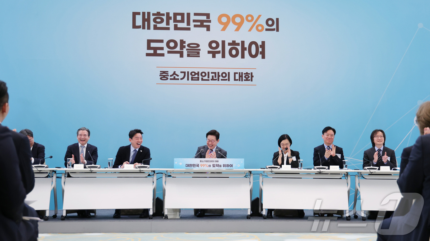 (서울=뉴스1) 허경 기자 = 이재명 대통령이 20일 청와대에서 열린 중소기업인과의 대화에서 참석자의 발언에 박수를 치고 있다. 2026.3.20/뉴스1