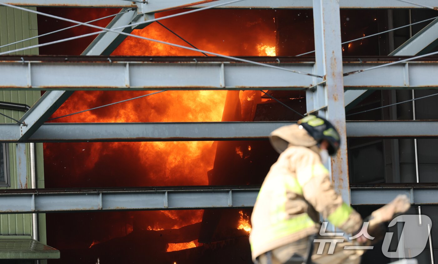 본문 이미지 - 20일 오후 1시17분께 대전 대덕구 문평동의 한 공장에서 불이 나 소방대원이 불을 끄고 있다.  2026.3.20 ⓒ 뉴스1 김기태 기자