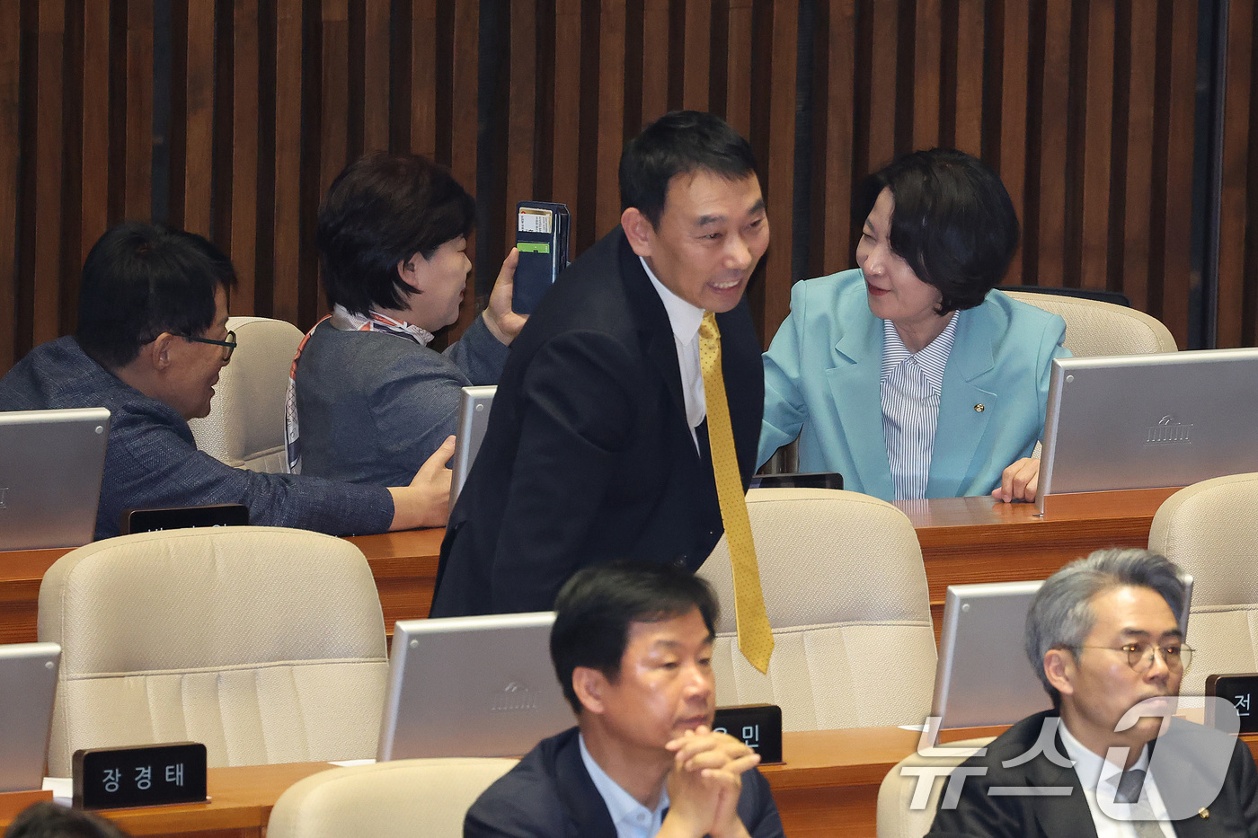 (서울=뉴스1) 신웅수 기자 = 추미애, 김용민 더불어민주당 의원이 20일 서울 여의도 국회에서 열린 제433회국회(임시회) 제2차 본회의에서 공소청법안(대안)이 가결된 후 동료 …