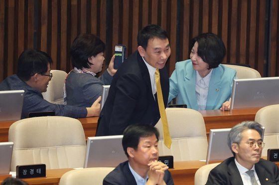 기쁨 나누는 법사위원들