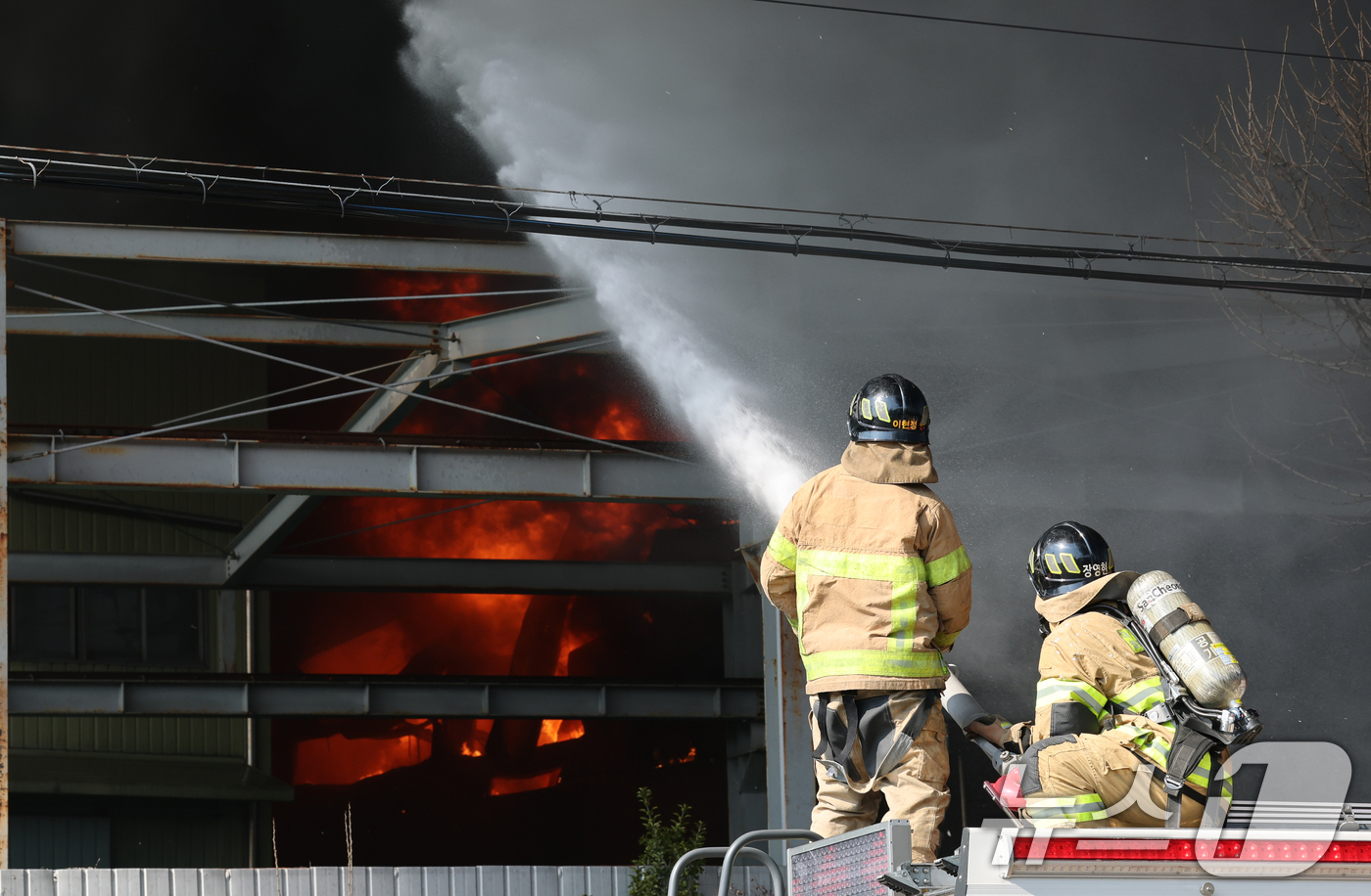 (대전=뉴스1) 김기태 기자 = 20일 오후 1시17분께 대전 대덕구 문평동의 한 공장에서 불이 나 소방대원이 불을 끄고 있다. 소방당국은 국가소방동원령을 발령한 가운데, 현재까지 …