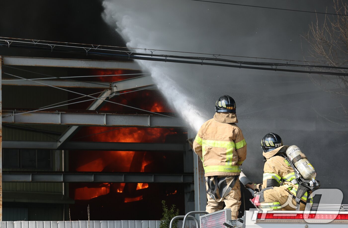 본문 이미지 - 20일 오후 1시17분께 대전 대덕구 문평동의 한 공장에서 불이 나 소방대원이 불을 끄고 있다.  2026.3.20 ⓒ 뉴스1 김기태 기자