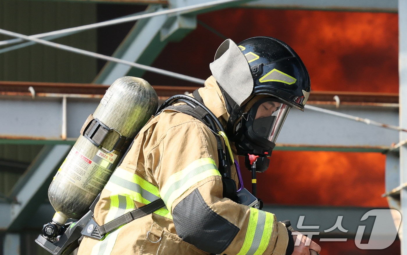 (대전=뉴스1) 김기태 기자 = 20일 오후 1시17분께 대전 대덕구 문평동의 한 공장에서 불이 나 소방대원이 불을 끄고 있다. 소방당국은 국가소방동원령을 발령한 가운데, 현재까지 …