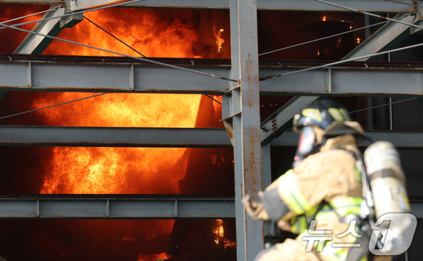 본문 이미지 - 20일 오후 1시17분께 대전 대덕구 문평동의 한 공장에서 불이 나 소방대원이 불을 끄고 있다.  2026.3.20 ⓒ 뉴스1 김기태 기자
