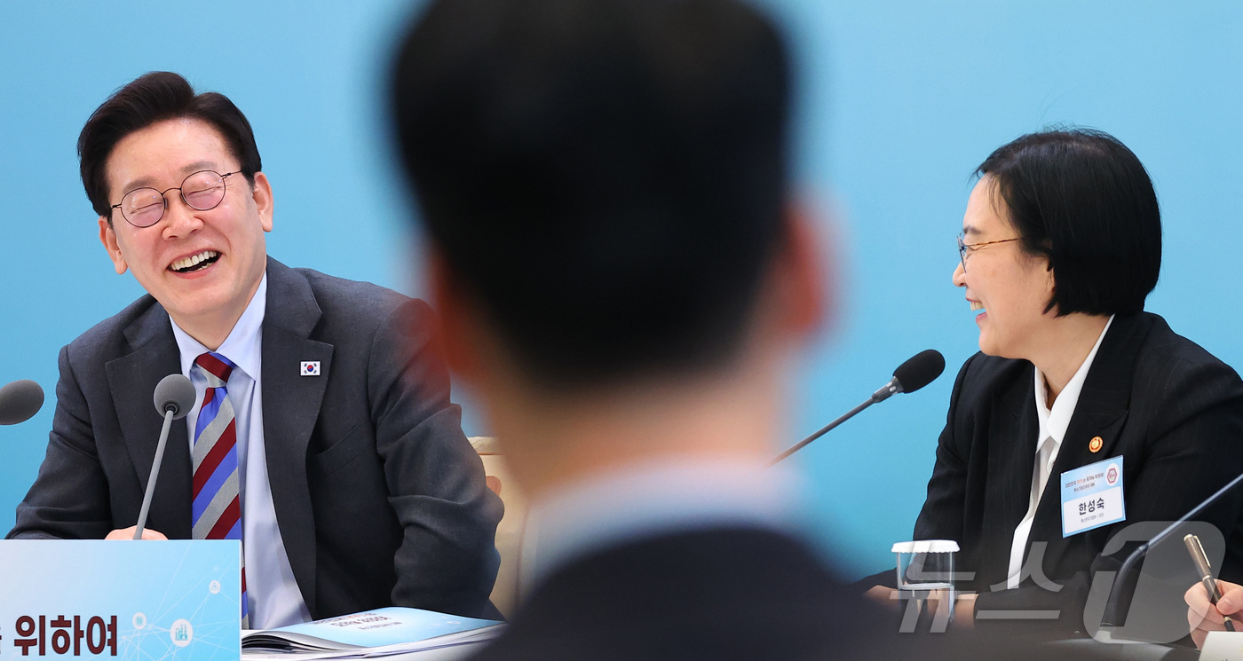 (서울=뉴스1) 허경 기자 = 이재명 대통령이 20일 청와대에서 열린 중소기업인과의 대화에서 참석자의 발언에 웃음을 터트리고 있다.  2026.3.20/뉴스1