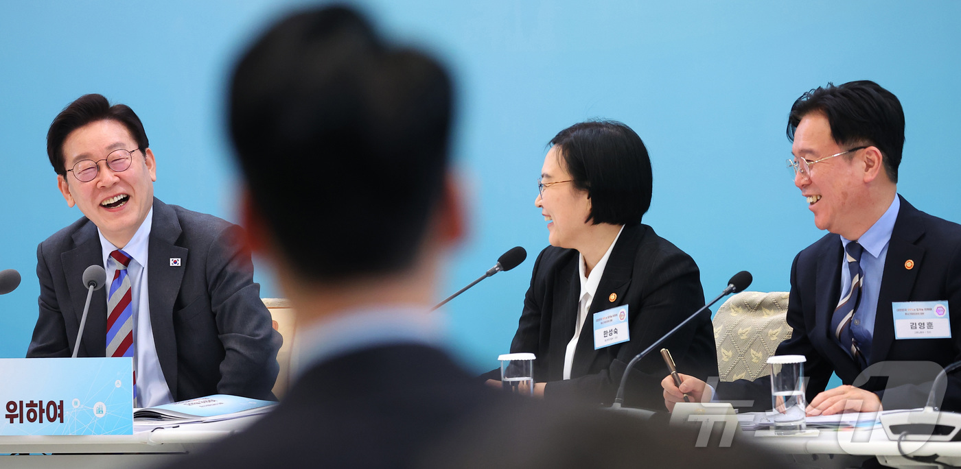 (서울=뉴스1) 허경 기자 = 이재명 대통령이 20일 청와대에서 열린 중소기업인과의 대화에서 참석자의 발언에 웃음을 터트리고 있다. 2026.3.20/뉴스1