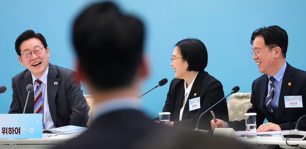 밝게 웃는 이재명 대통령