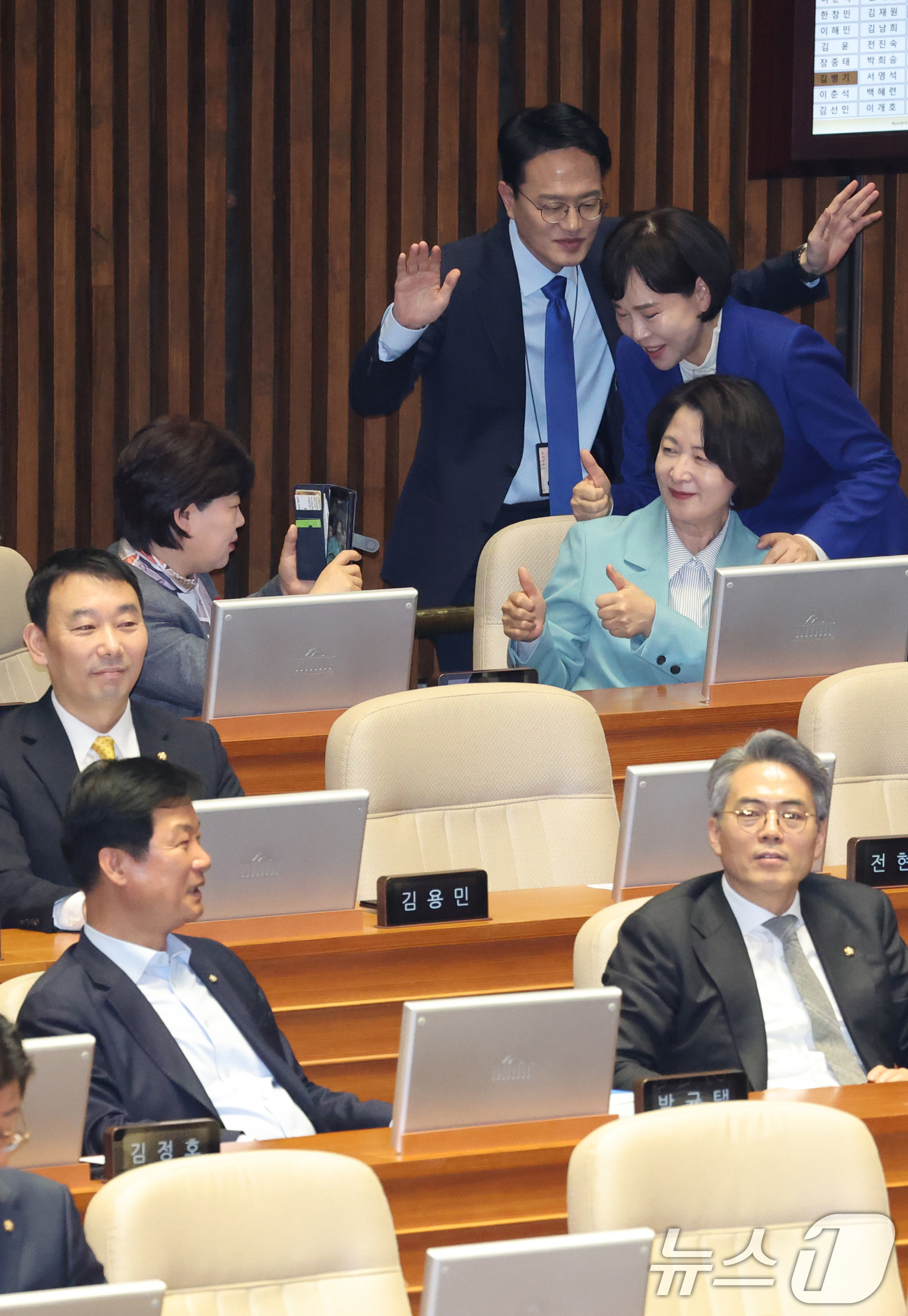 (서울=뉴스1) 신웅수 기자 = 추미애 법제사법위원장이 20일 서울 여의도 국회에서 열린 제433회국회(임시회) 제2차 본회의에서 공소청법안(대안)이 가결되자 기념 촬영을 하고 있 …