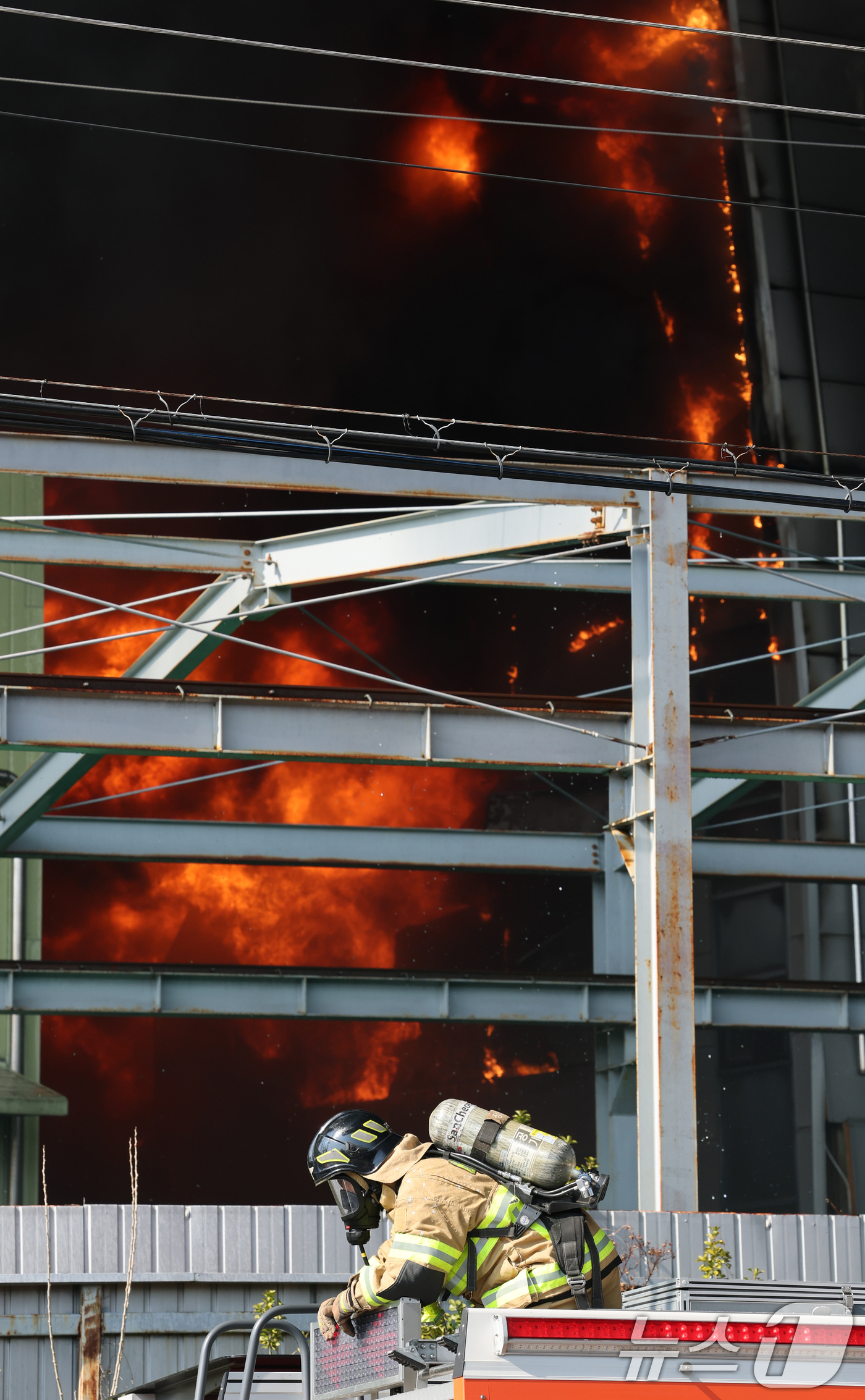 (대전=뉴스1) 김기태 기자 = 20일 오후 1시17분께 대전 대덕구 문평동의 한 공장에서 불이 나 소방대원이 불을 끄고 있다. 소방당국은 국가소방동원령을 발령한 가운데, 현재까지 …