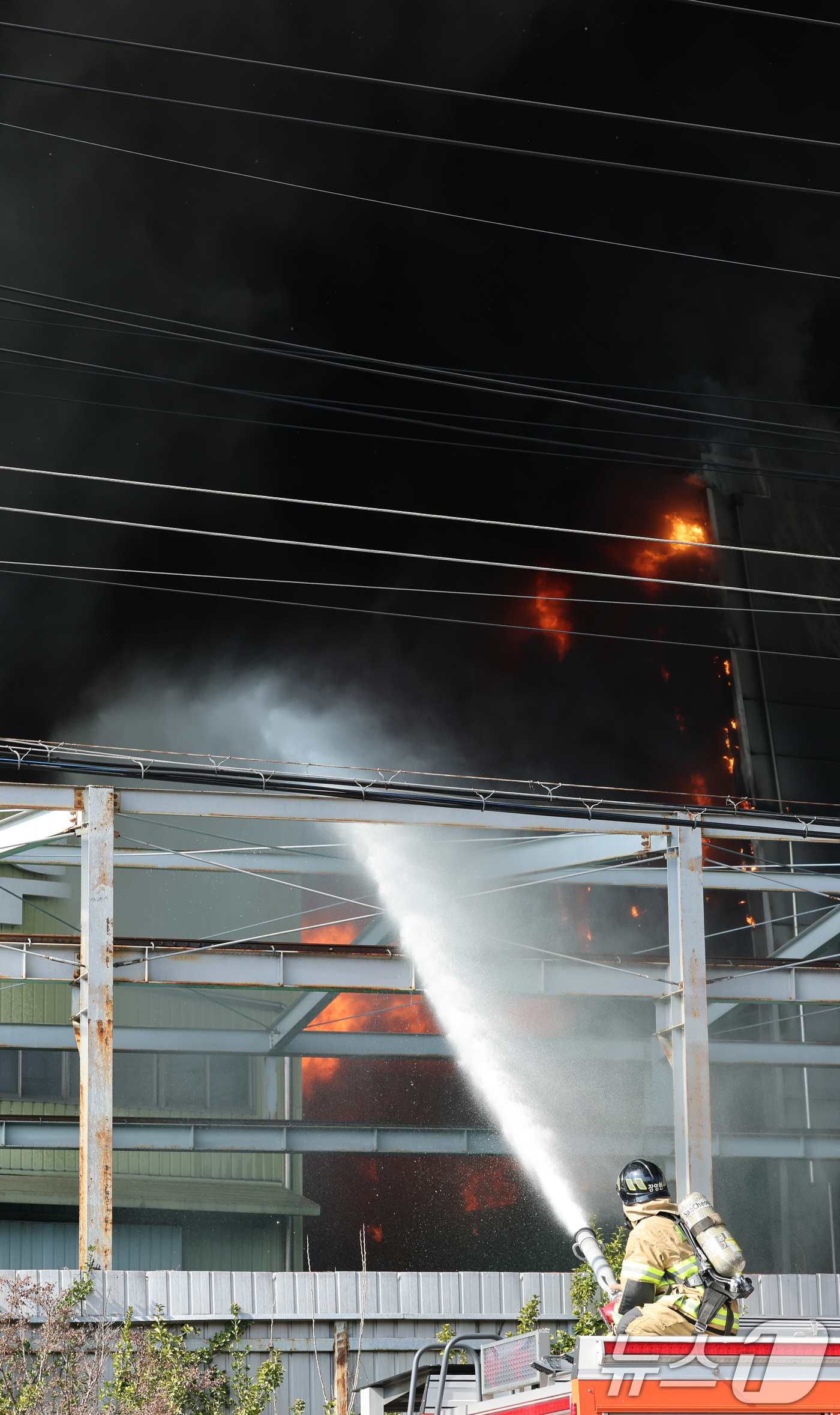 (대전=뉴스1) 김기태 기자 = 20일 오후 1시17분께 대전 대덕구 문평동의 한 공장에서 불이 나 소방대원이 불을 끄고 있다. 소방당국은 국가소방동원령을 발령한 가운데, 현재까지 …