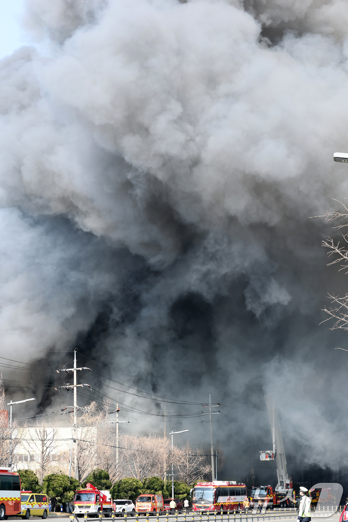 (대전=뉴스1) 김기태 기자 = 20일 오후 1시17분께 대전 대덕구 문평동의 한 공장에서 불이 나 연기가 피어오르고 있다. 소방당국은 국가소방동원령을 발령한 가운데, 현재까지 부 …