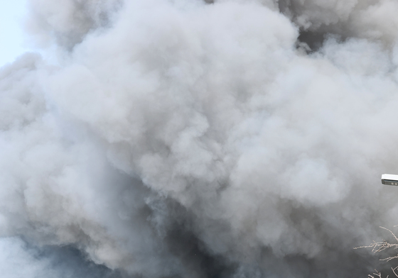 화재 현장 자욱한 연기