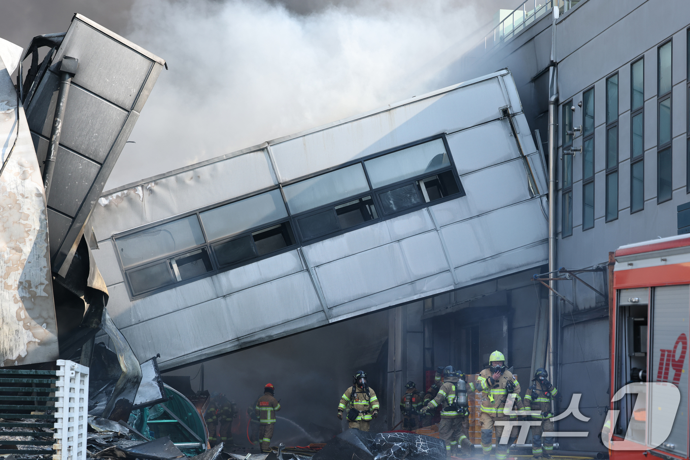 (대전=뉴스1) 김기태 기자 = 20일 오후 1시17분께 대전 대덕구 문평동의 한 공장에서 불이 나 소방대원이 불을 끄고 있다. 소방당국은 국가소방동원령을 발령한 가운데, 현재까지 …