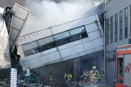 무너진 건물에서 진화