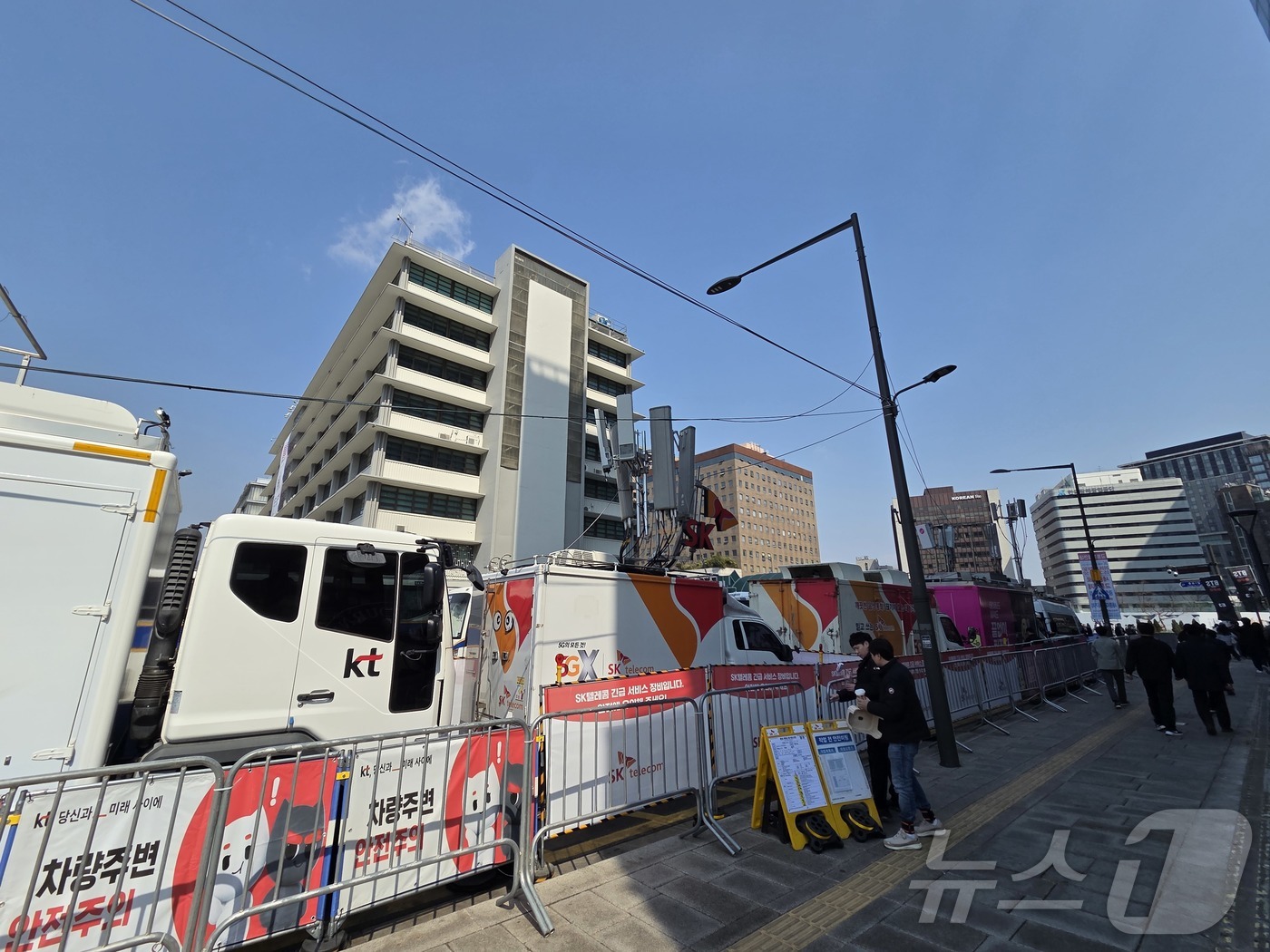 (서울=뉴스1) 김민수 기자 = 방탄소년단(BTS) 광화문 공연을 하루 앞둔 20일 서울 광화문 일대에 이동기지국 차량이 배치돼 있다. 이동통신 3사는 트래픽 급증에 대비해 현장 …