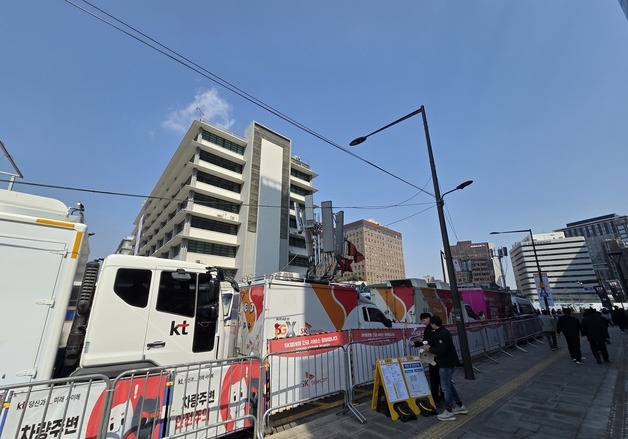 BTS 공연 대비해 설치된 통신사 이동기지국