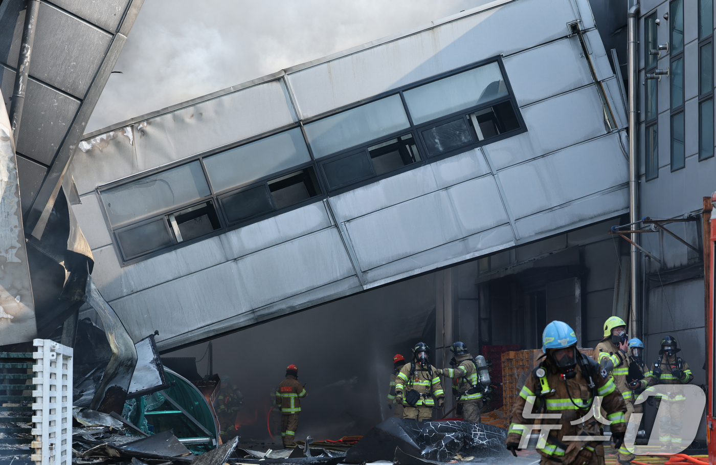 (대전=뉴스1) 김기태 기자 = 20일 오후 1시17분께 대전 대덕구 문평동의 한 공장에서 불이 나 소방대원이 불을 끄고 있다. 소방당국은 국가소방동원령을 발령한 가운데, 현재까지 …