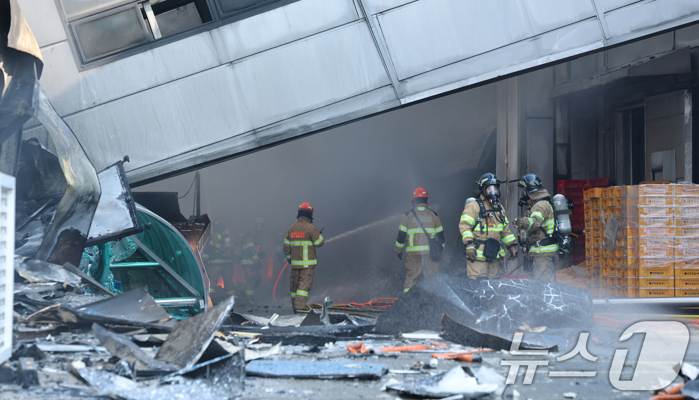 (대전=뉴스1) 김기태 기자 = 20일 오후 1시17분께 대전 대덕구 문평동의 한 공장에서 불이 나 소방대원이 불을 끄고 있다. 소방당국은 국가소방동원령을 발령한 가운데, 현재까지 …