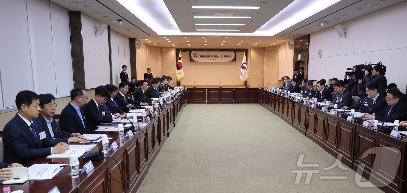 (서울=뉴스1) 김성진 기자 = 김민석 국무총리가 20일 서울 종로구 정부서울청사에서 열린 범정부 드론·대드론 통합TF 출범식 및 전체회의에서 모두발언을 하고 있다. 2026.3. …