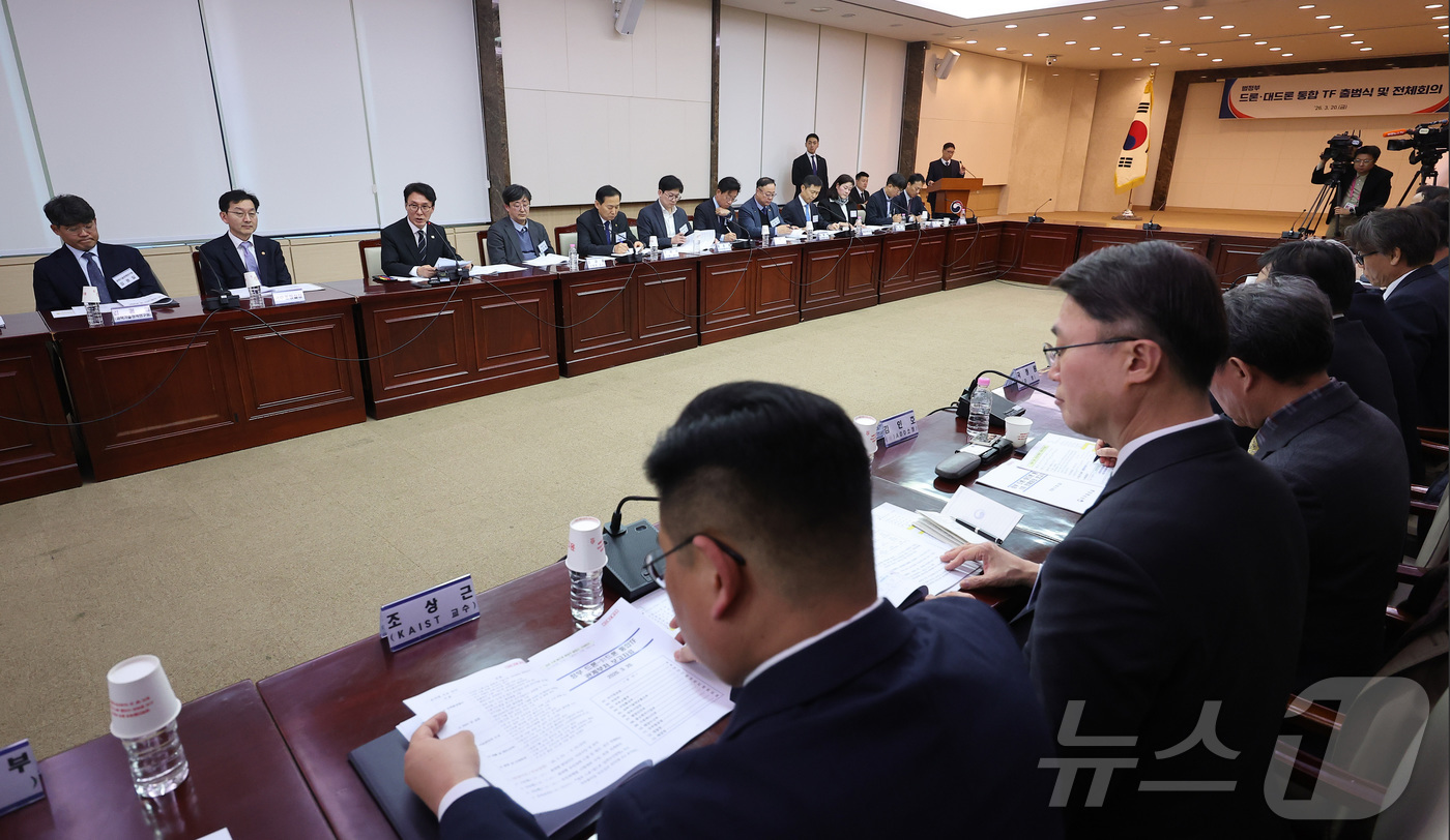 (서울=뉴스1) 김성진 기자 = 김민석 국무총리가 20일 서울 종로구 정부서울청사에서 열린 범정부 드론·대드론 통합 TF 출범식 및 전체회의에서 모두발언을 하고 있다. 2026.3 …