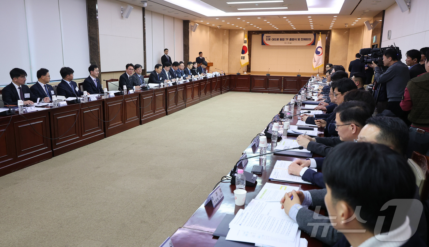 (서울=뉴스1) 김성진 기자 = 김민석 국무총리가 20일 서울 종로구 정부서울청사에서 열린 범정부 드론·대드론 통합 TF 출범식 및 전체회의에서 모두발언을 하고 있다. 2026.3 …