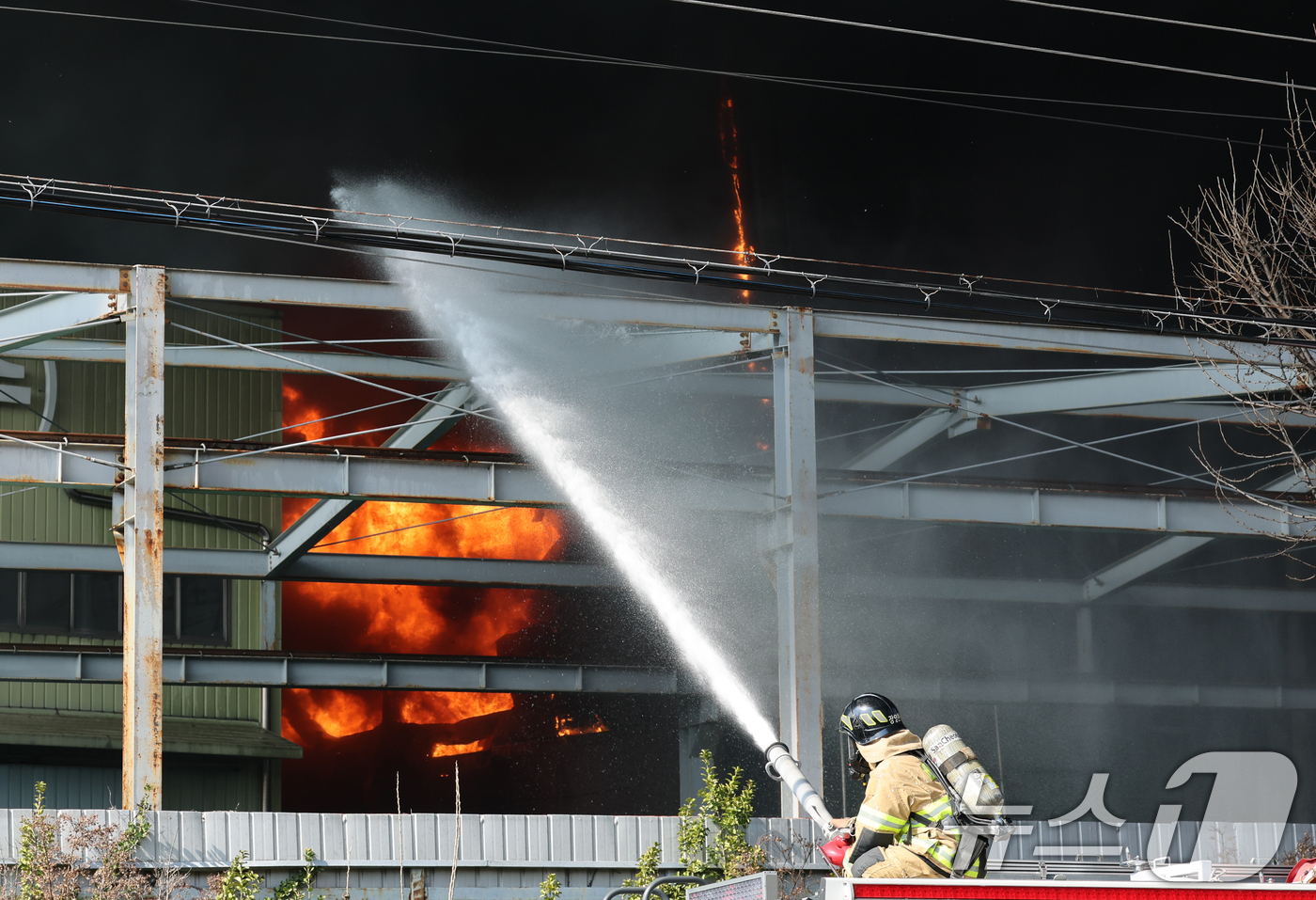 (대전=뉴스1) 김기태 기자 = 20일 오후 1시17분께 대전 대덕구 문평동의 한 공장에서 불이 나 소방대원이 불을 끄고 있다. 소방당국은 국가소방동원령을 발령한 가운데, 현재까지 …