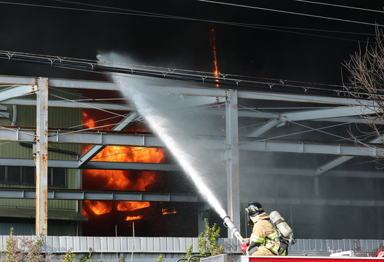 화재 진화하는 소방