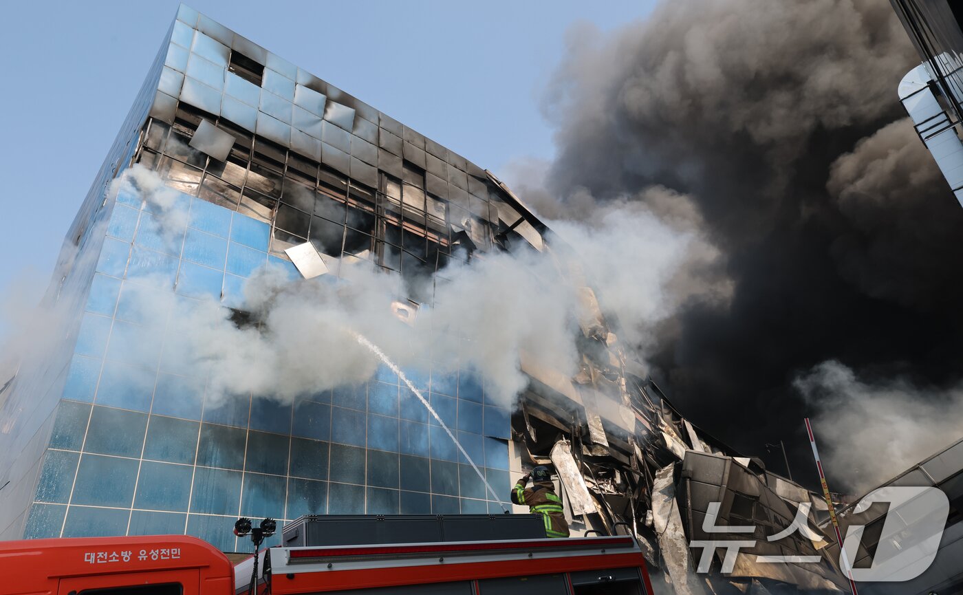 본문 이미지 - 20일 오후 1시17분께 대전 대덕구 문평동의 한 공장에서 불이 나 소방대원이 불을 끄고 있다.  2026.3.20 ⓒ 뉴스1 김기태 기자