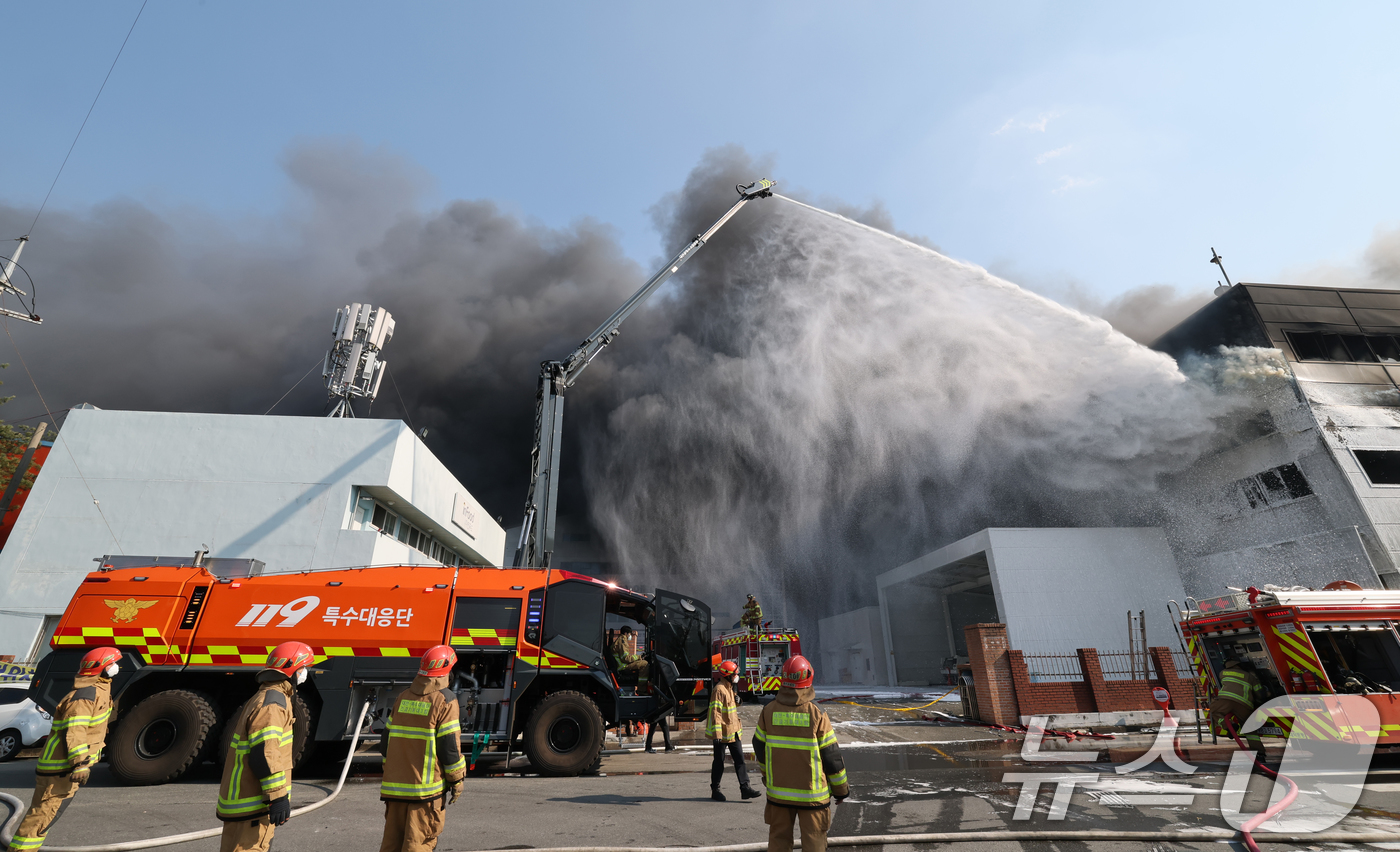 (대전=뉴스1) 김기태 기자 = 20일 오후 1시17분께 대전 대덕구 문평동의 한 공장에서 불이 나 소방대원이 불을 끄고 있다. 소방당국은 국가소방동원령을 발령한 가운데, 현재까지 …