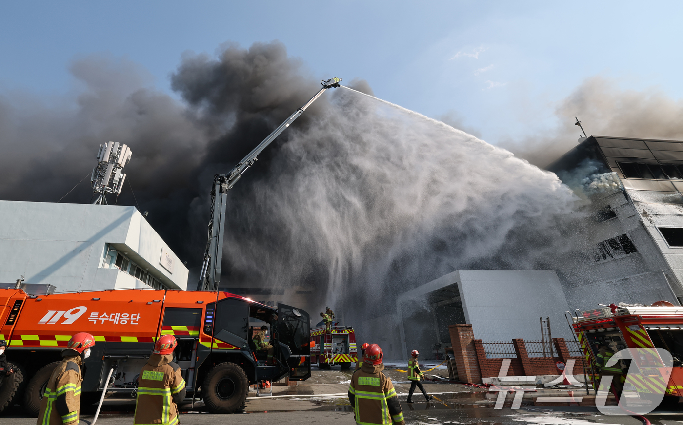 (대전=뉴스1) 김기태 기자 = 20일 오후 1시17분께 대전 대덕구 문평동의 한 공장에서 불이 나 소방대원이 불을 끄고 있다. 소방당국은 국가소방동원령을 발령한 가운데, 현재까지 …