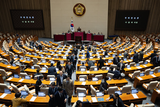 중수청법 필리버스터 시작, 본회의장 빠져나가는 의원들